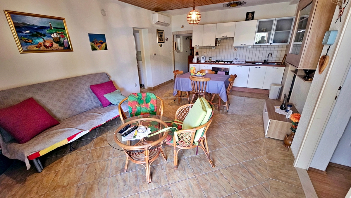 Casa indipendente a Okrug Donji/Čiovo in posizione eccezionale, seconda fila dal mare